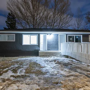  Apartment Centre Street 2Bed Upper Suite - 4408 Canada