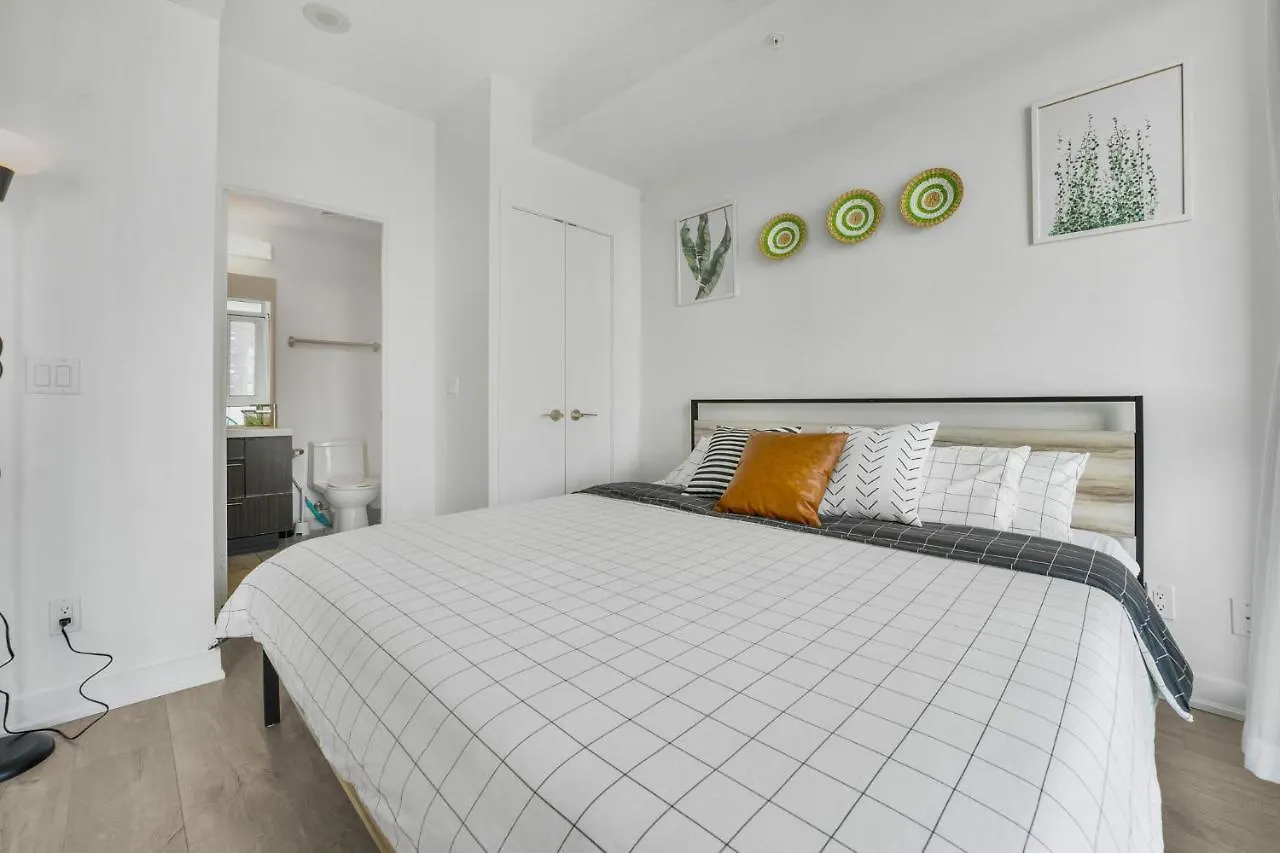 King Bed, Amazing View, Free Parking Apartment Toronto