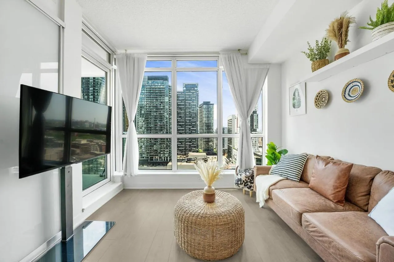 King Bed, Amazing View, Free Parking Apartment Toronto