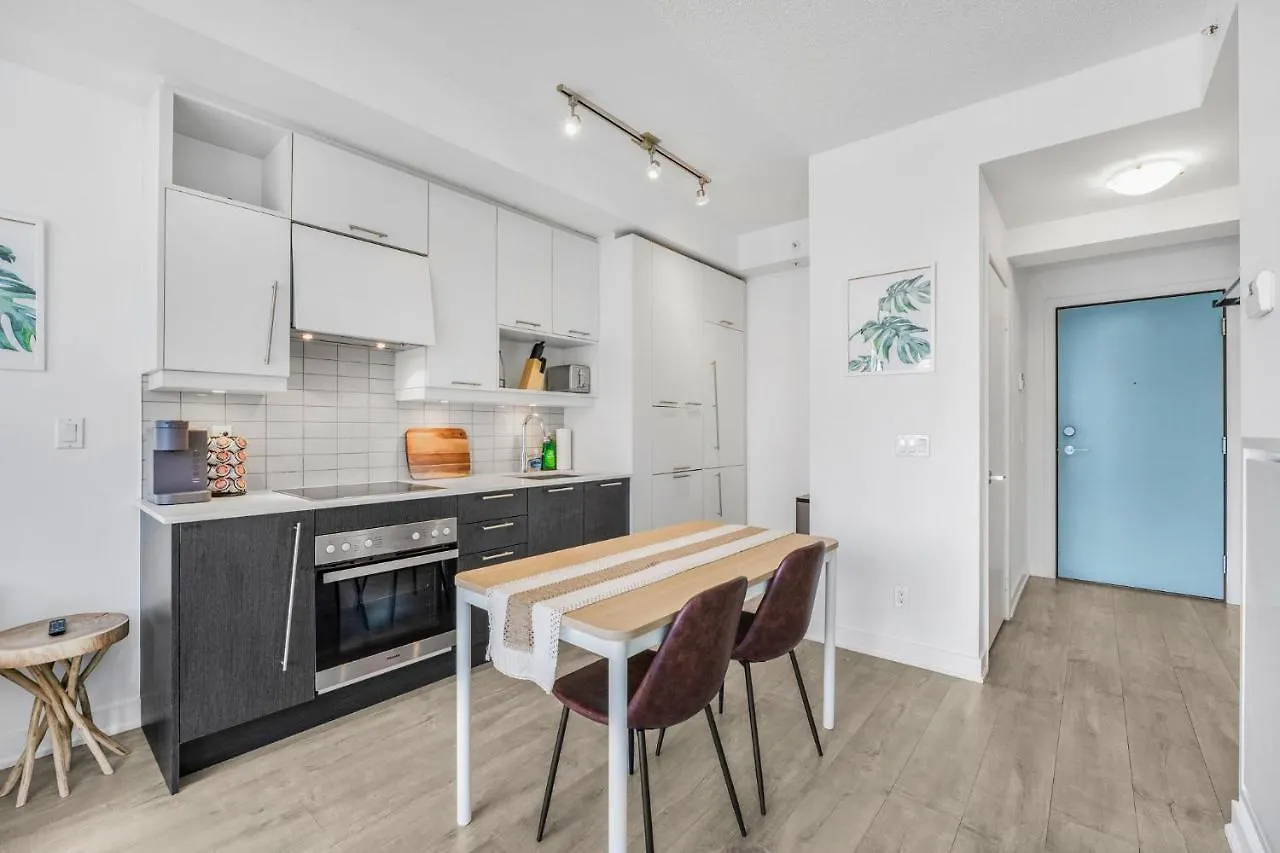 King Bed, Amazing View, Free Parking Apartment Toronto