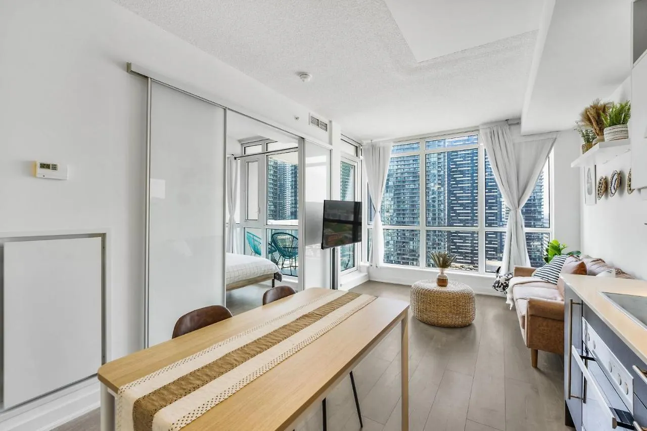 King Bed, Amazing View, Free Parking Apartment Toronto