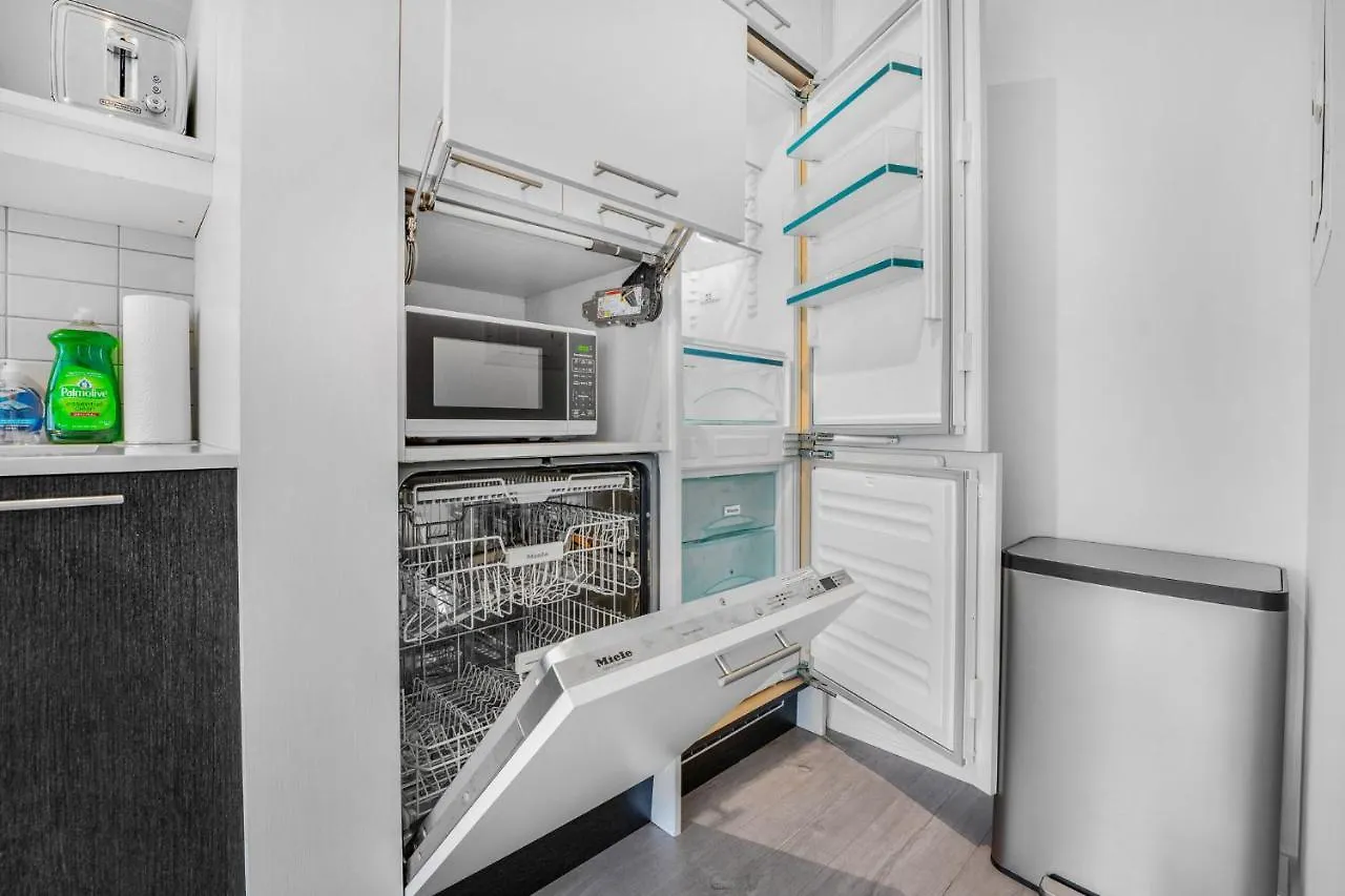 King Bed, Amazing View, Free Parking Apartment Toronto